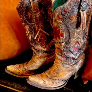 Corral women’s 8.5 brown embroidered boots
